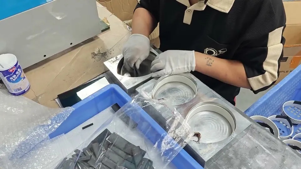 Heat press moulding a wide hair band