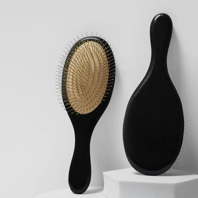 Black oval cushion brush shown face and back, a 22.5 by 8.5 cm oval format