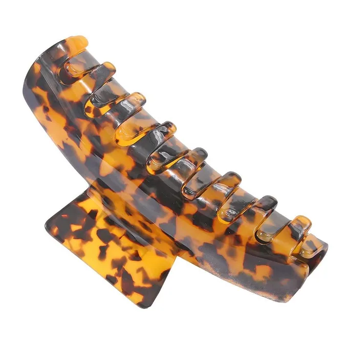 Interlocking teeth on a tortoiseshell banana claw clip