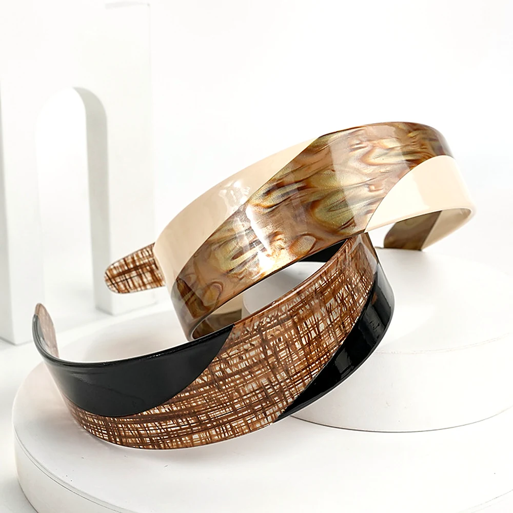 Laminated two-tone acetate sheet edge on a headband