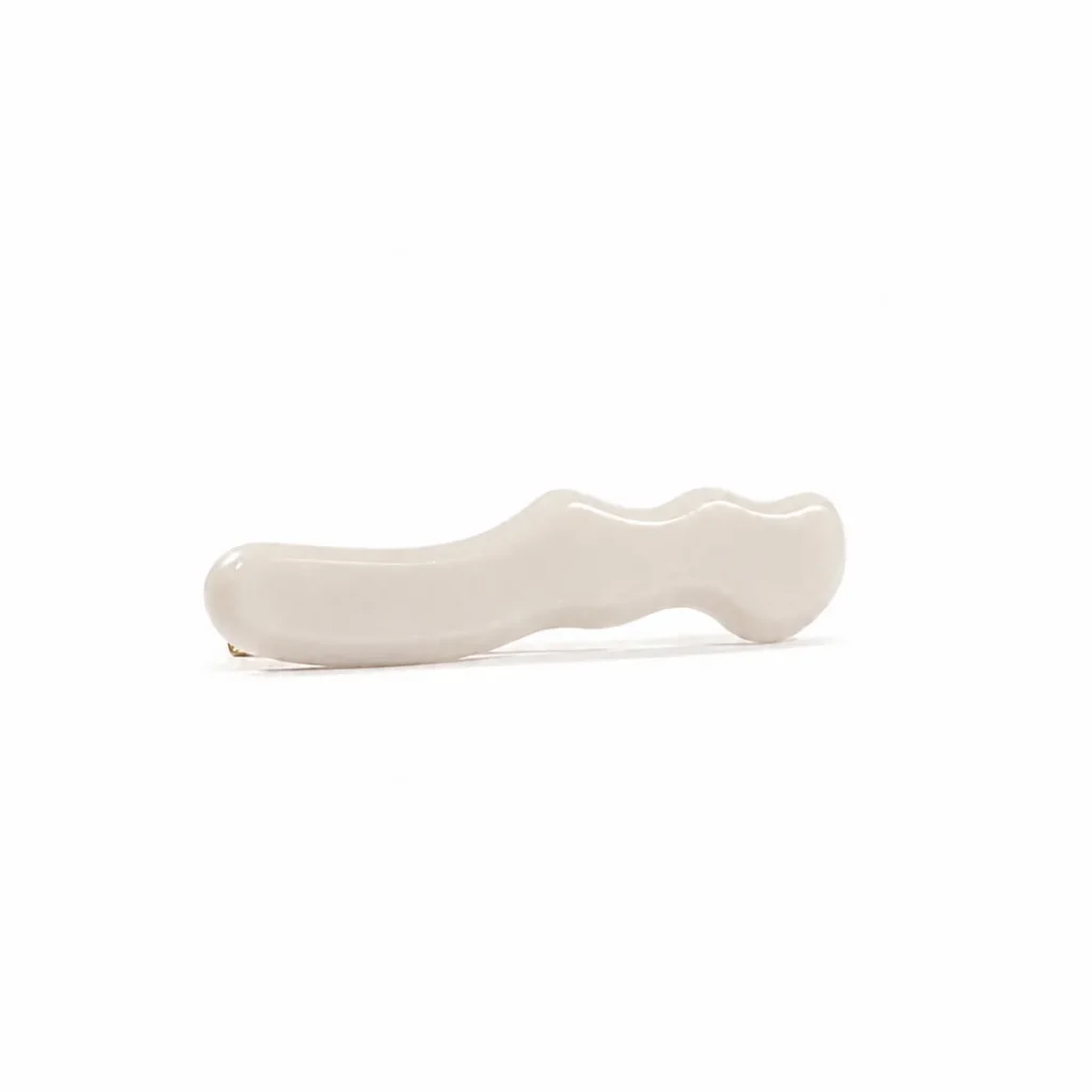 Single white wavy acetate snap clip, rippled profile